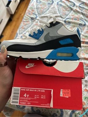Nike Air Max 90 in White, Black & Blue